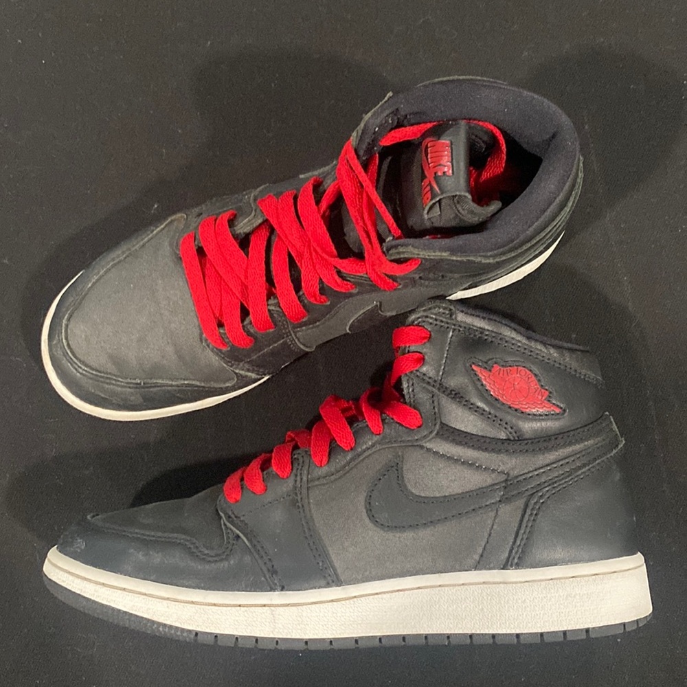 Jordan 1 Satin Reds. 6.5 Youth Great used condition! *sizing tag was mostly cut